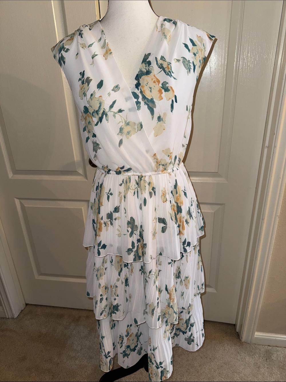 ⭐️ Floral Tiered White & Green Sleeveless Midi Dress - Size Medium